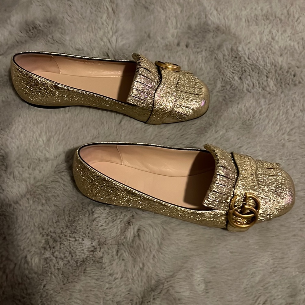 Almost new Gucci flats beautiful im size 6 it fit me perfect